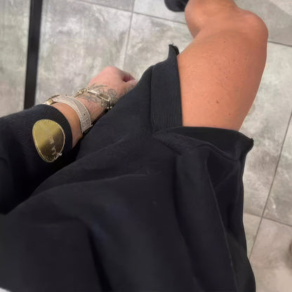 Vestido deportivo elegante para mujer con cortes decorativos