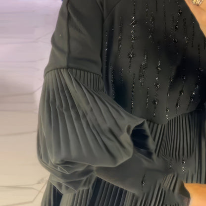 Vestido de talla grande con mangas farol y cuello alto